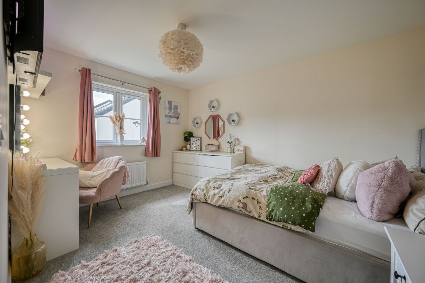 Images for Macdonnell Road, Stratton, IV2