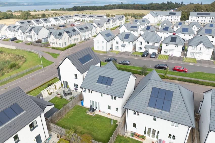 Images for Macdonnell Road, Stratton, IV2