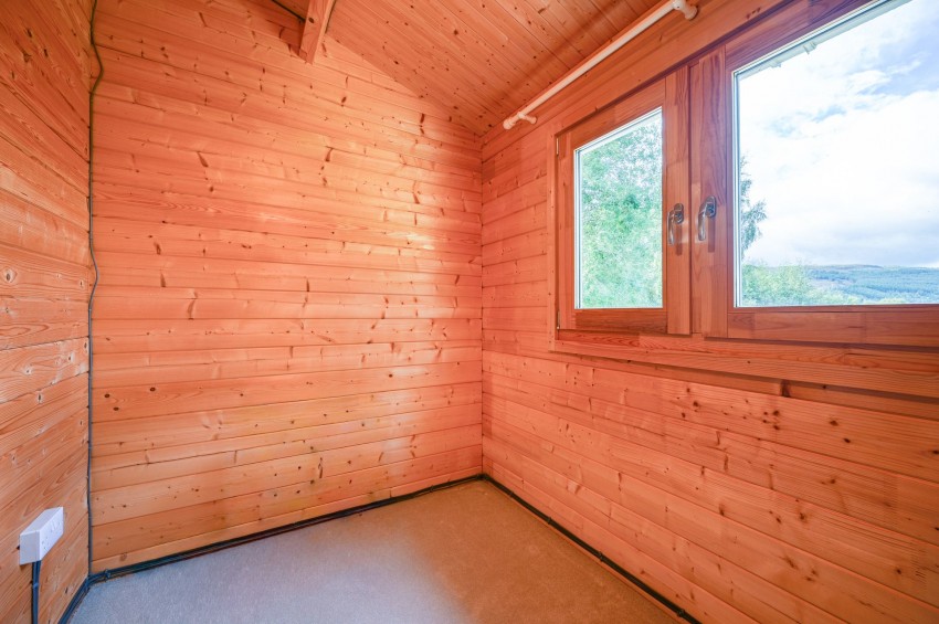 Images for The Green Man Cabin, Balnain, IV63